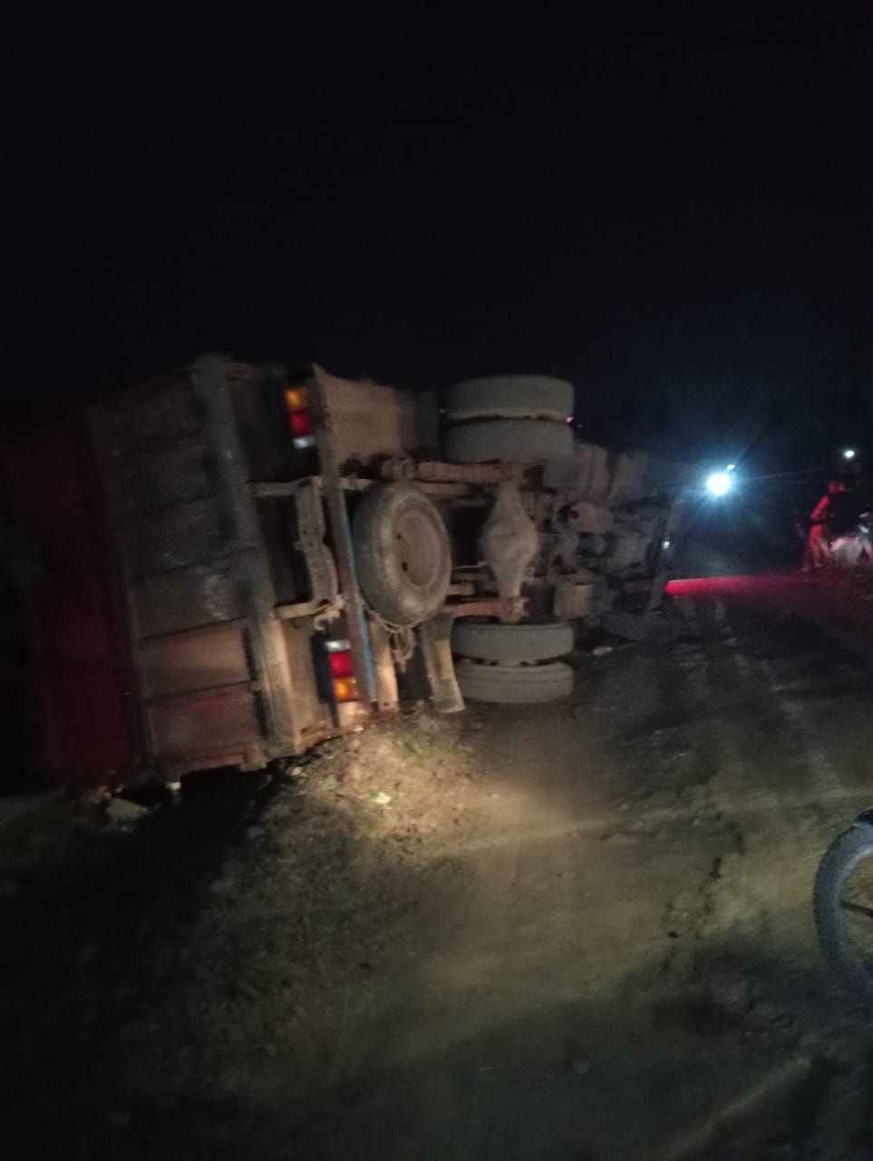 Abaikan Jalan Rusak Parah Akibat Truk Overload, Lapak Singkong Diprotes Warga Makarti Pasca-Kecelakaan