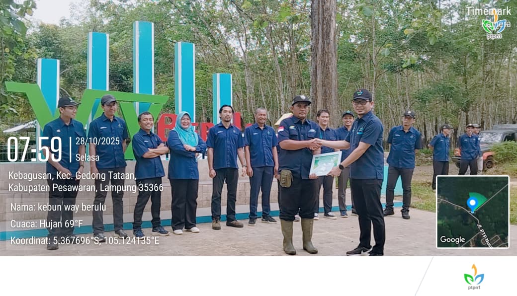 Manajer PTPN I Regional 7 Kebun Way Berulu Berikan Penghargaan Akhlak Heroes di Momen Sumpah Pemuda