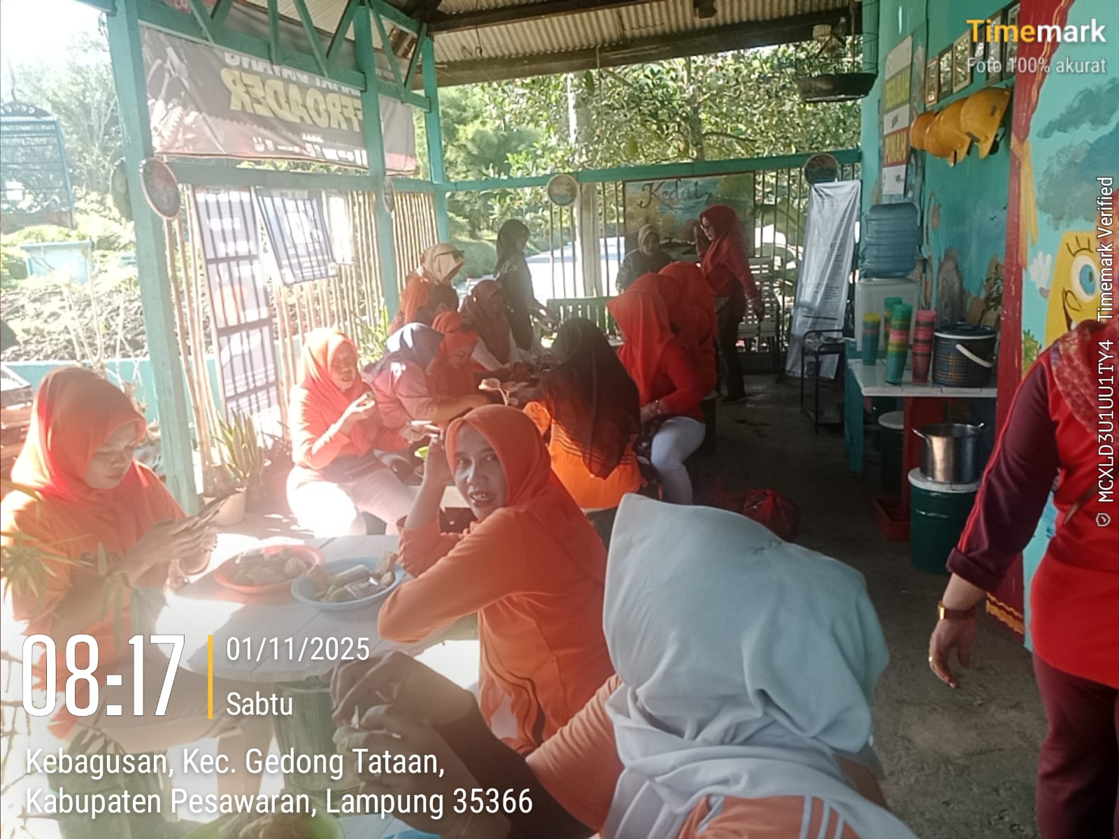 Foto menikmati snak dan bersenda gurau