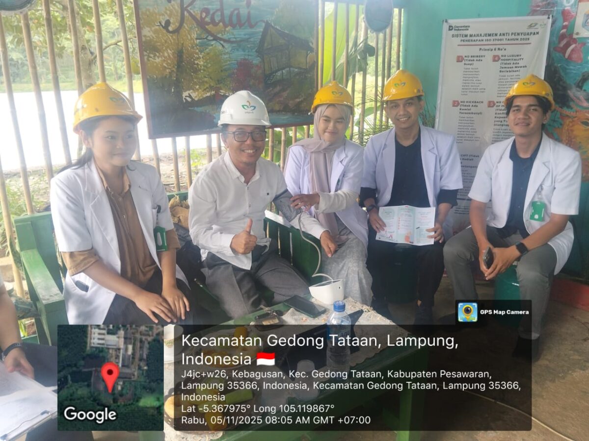 Foto Pemeriksaan Tekanan Darah Oleh dokter koas