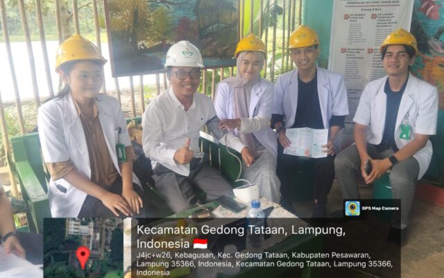 Foto Pemeriksaan Tekanan Darah Oleh dokter koas