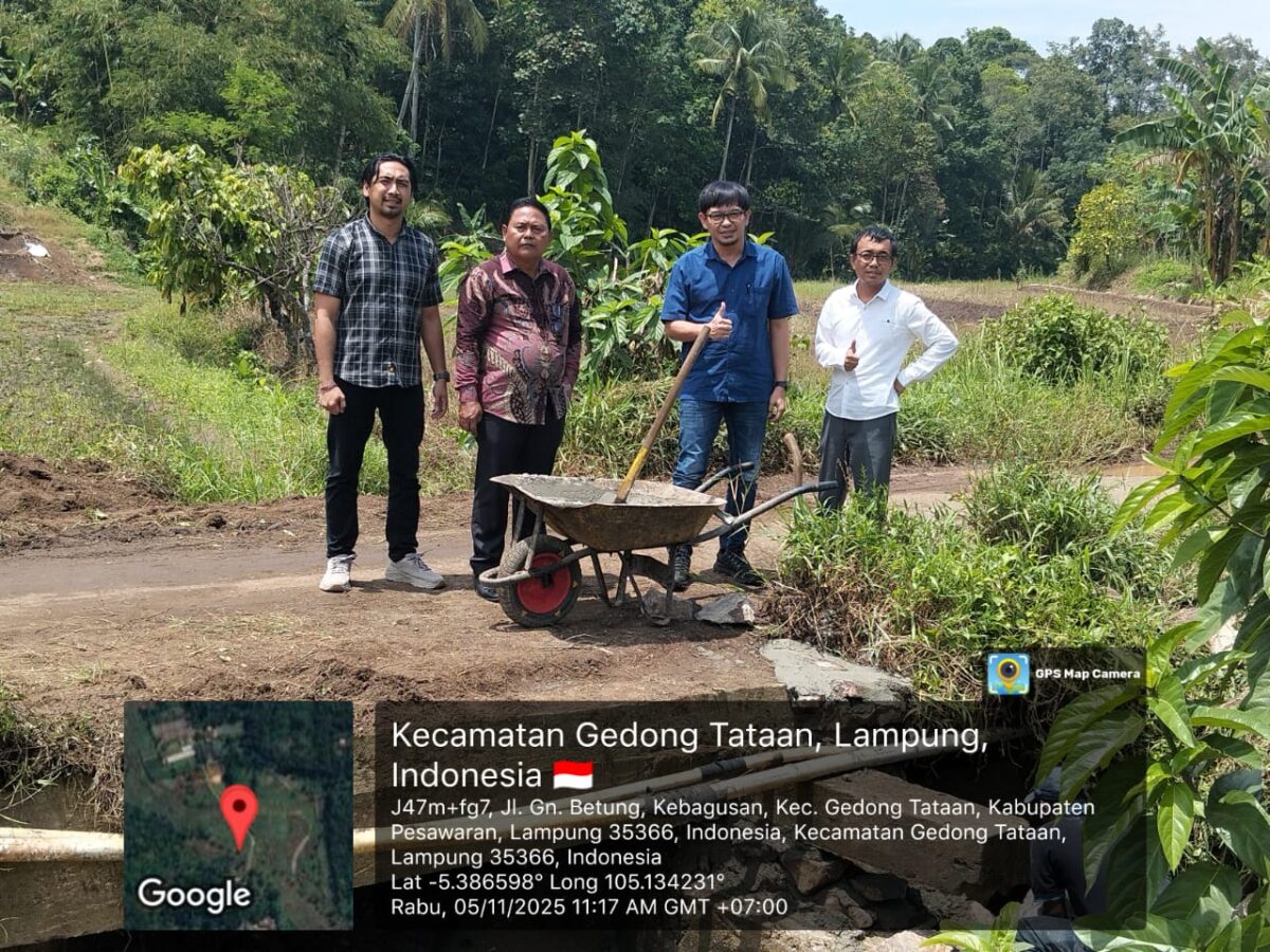 Foto Meninjau Lokasi Perbaikan Talut Jembatan Desa Wiyono