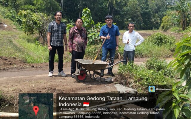 Foto Meninjau Lokasi Perbaikan Talut Jembatan Desa Wiyono