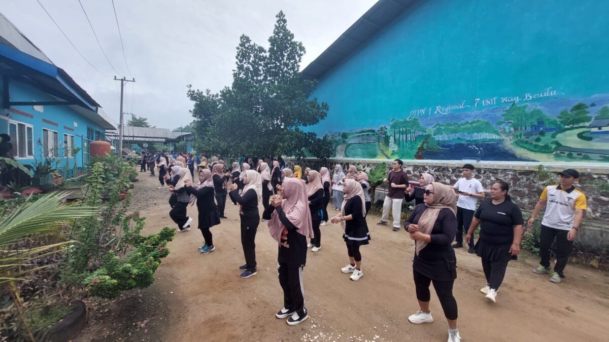 Foto Kegiatan Senam Pagi di halaman kantor teknik