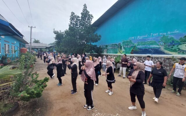 Foto Kegiatan Senam Pagi di halaman kantor teknik