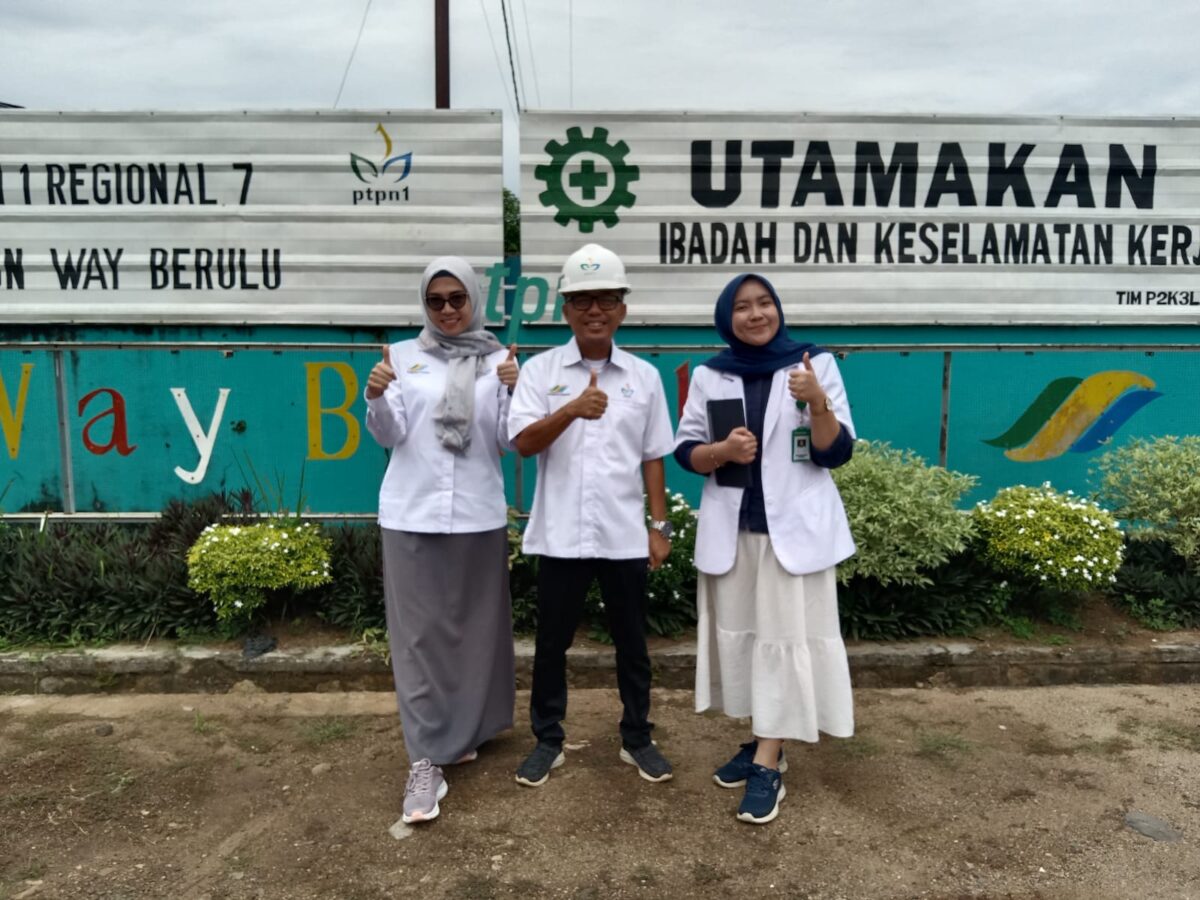 Foto Bersama Kepala Puskebun dan Dokter koas