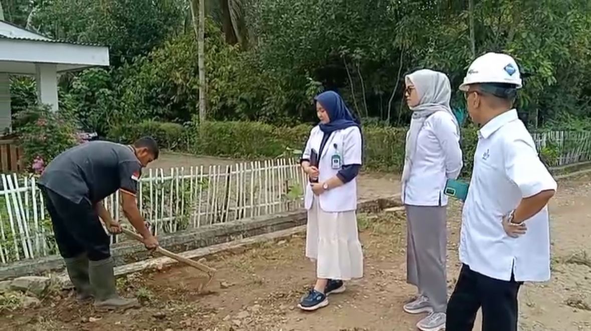 Foto Bersih-Bersih Lingkungan