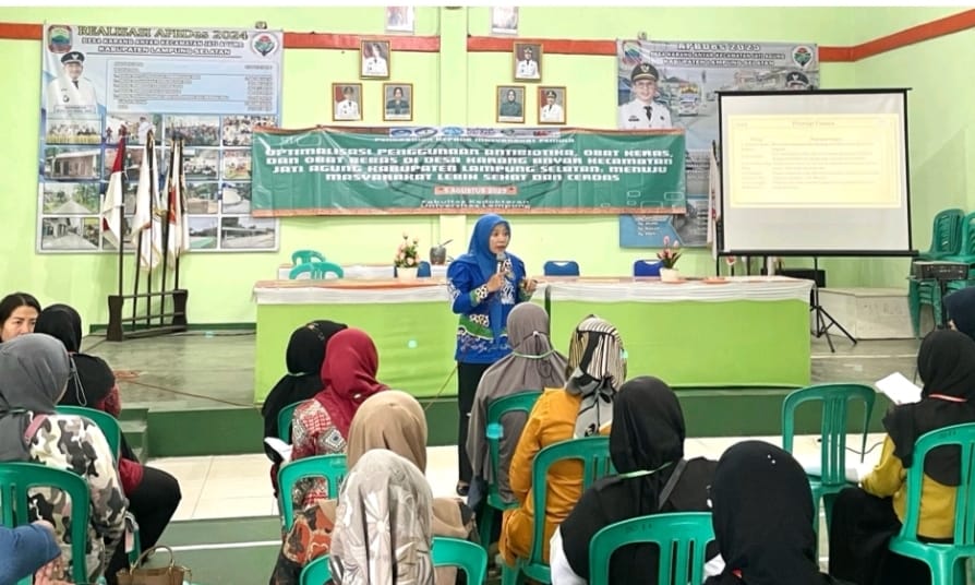 Foto dr. Rasmi Zakiah Oktarilina, M.Farm sebagai Nara Sumber dalam pemaparanya