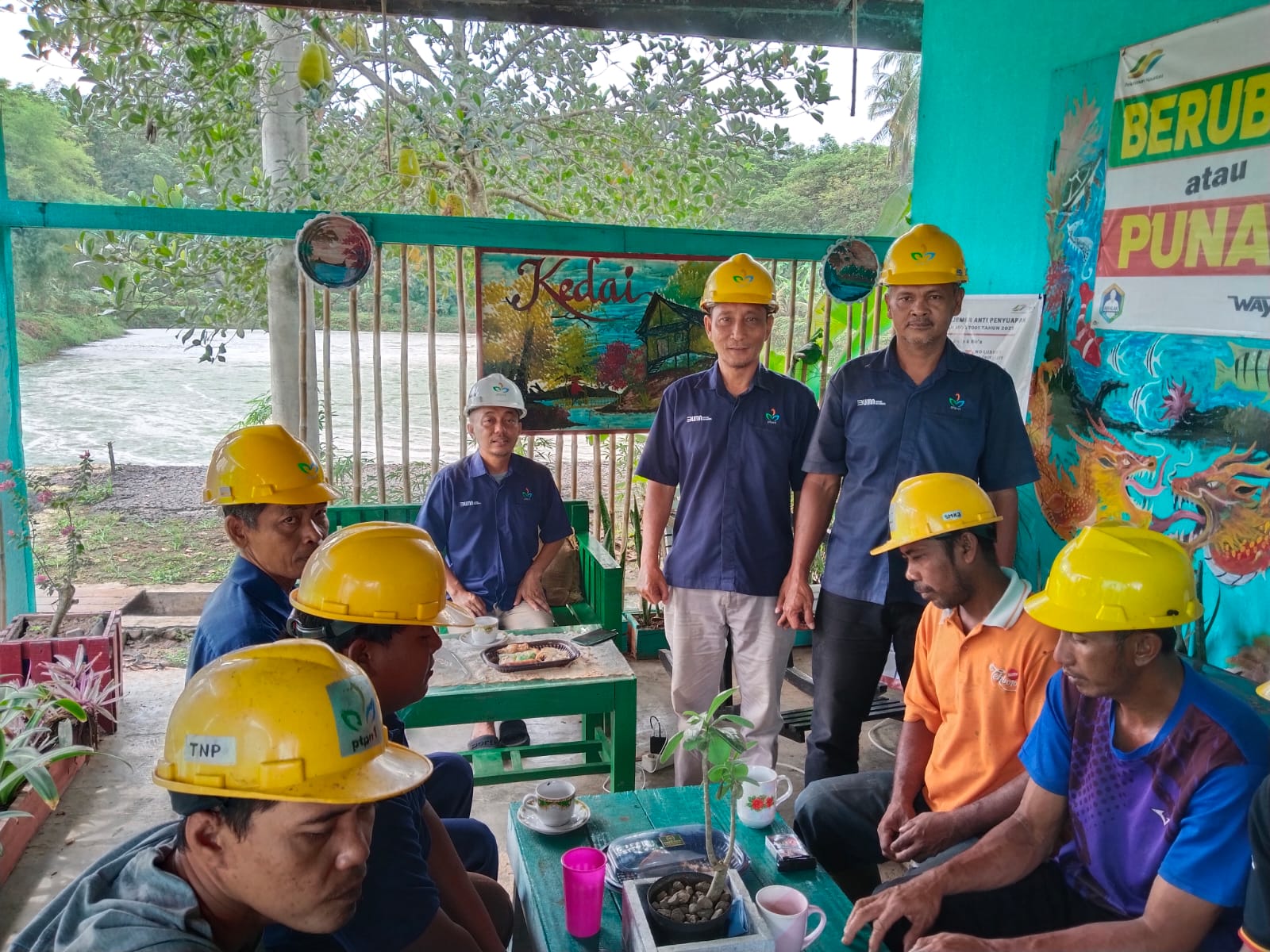 Syukuran Kenaikan Pangkat Winanto bin Paino dan Haru Priyanto Digelar Khidmat di Depan Gudang Teknik PTPN I Regional 7 Kebun Way Berulu