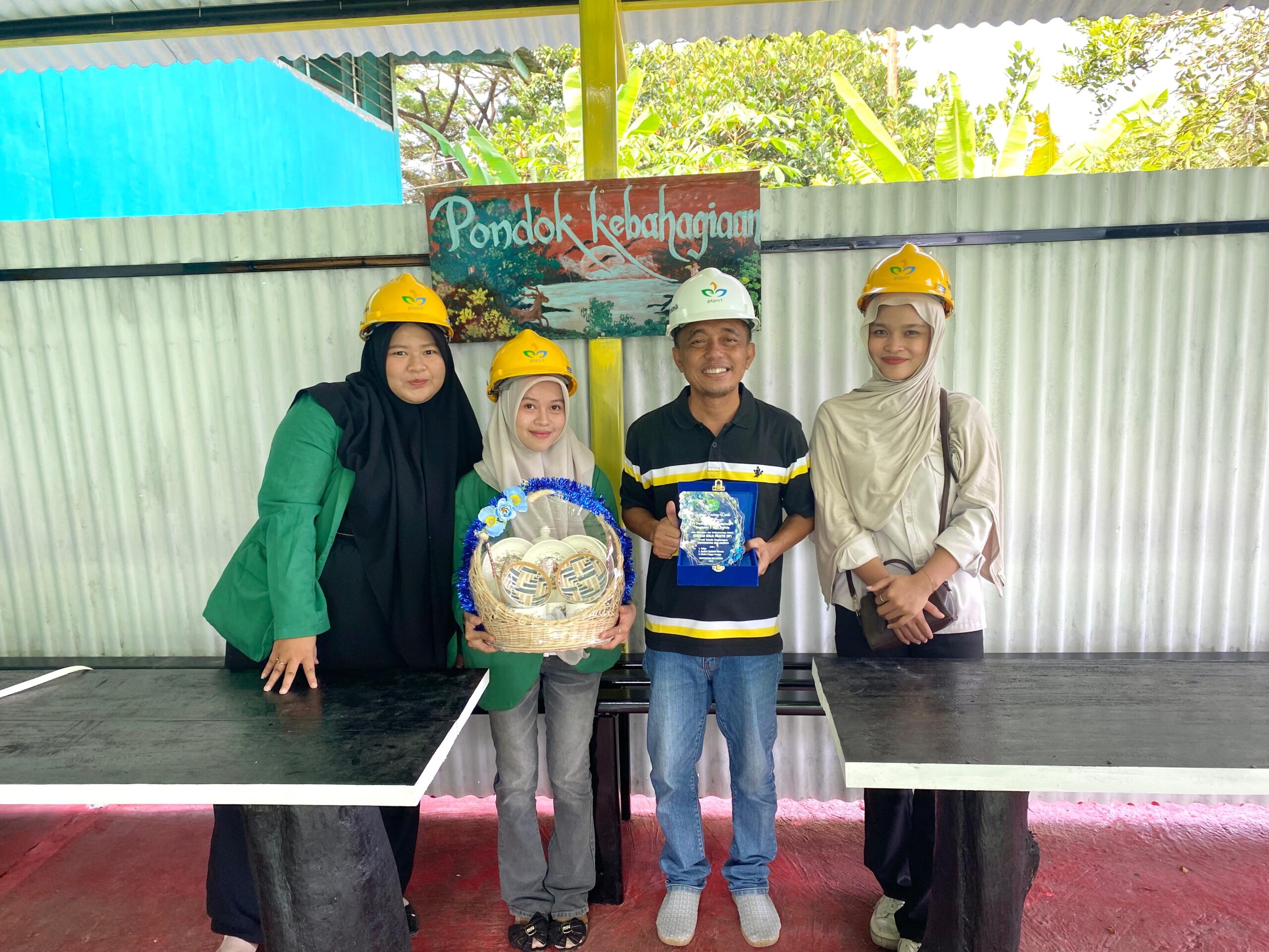 Momen Syukuran Pekerja Teknik bersama Mahasiswi Universitas Malahayati