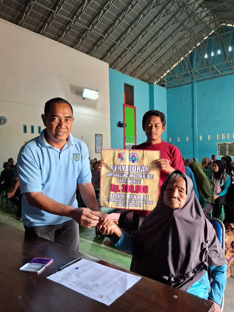 Kepala Tiyuh Makarti Salurkan BLT Dana Desa Tahun 2025 kepada 25 KPM