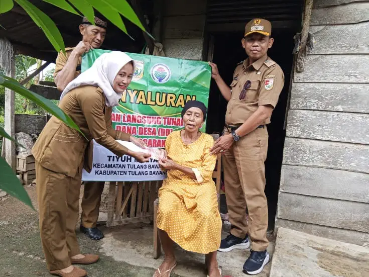 Kepala Tiyuh Mulya Jaya Salurkan BLT Dana Desa Tahun 2025 kepada 17 KPM