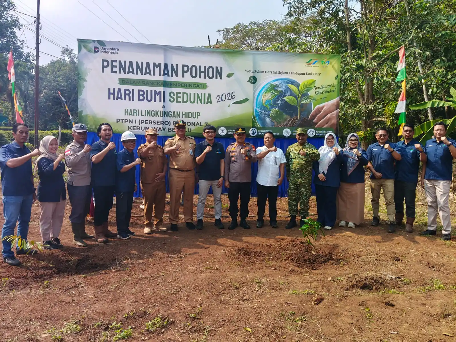 Hijaukan Bumi dari Way Berulu, PTPN I Regional 7 Tanam 1.000 Pohon Libatkan Pemerintah, TNI-Polri, Mahasiswa, dan Masyarakat