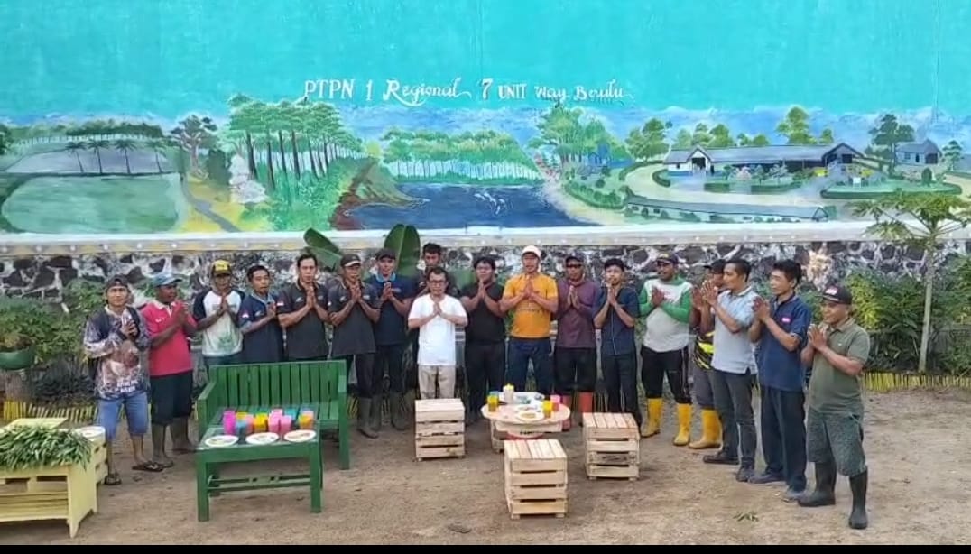 May Day Berkah: Pekerja Kebun Way Berulu Gelar Doa, Ngopi, dan Bagi Sayuran